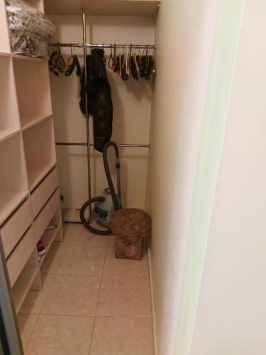 un corridoio con una stanza con un armadio con scarpe di Солнечная Набережная 6 a Dnipro