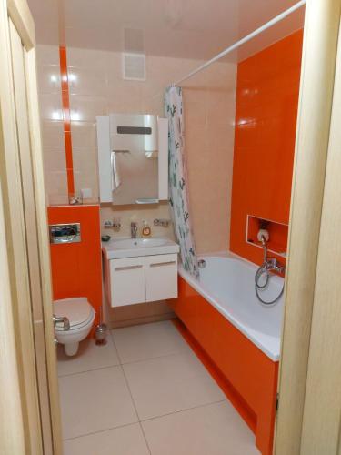 un bagno con vasca, WC e lavandino di Солнечная Набережная 6 a Dnipro