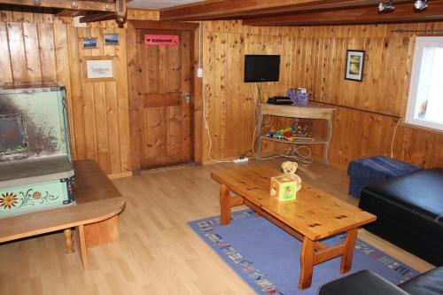Una sala de estar con una mesa y una pecera. en Fäsch, en Flumserberg