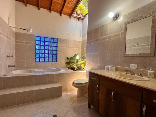 Koupelna v ubytování Paradise San Jeronimo Parcelacion 6BR AC Pool