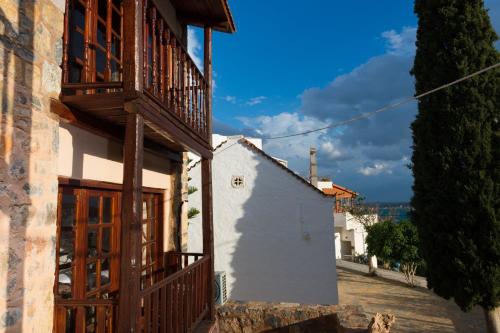 a building with a balcony and a white building at Ferienhaus In Mavrikiano Mit Privatem Pool in Elounda