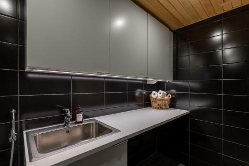 um banheiro com uma pia e um espelho em Penthouse Tampere & Jacuzzi hyvillä maisemilla em Tampere