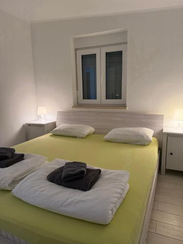 ein Schlafzimmer mit zwei Betten mit Handtüchern darauf in der Unterkunft Adriatic Houses Borse in Bašanija