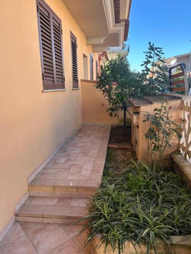 a walkway next to a building with a window at Le Mille e Una Notte II in Olbia