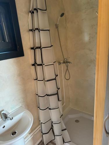 ein Badezimmer mit Dusche, Toilette und Waschbecken in der Unterkunft A-Frame Haven in Dealu Muntelui