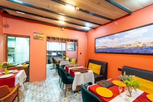 Un restaurante con mesas y sillas y una pantalla grande. en Boutique Sultan Hotel, en Estambul