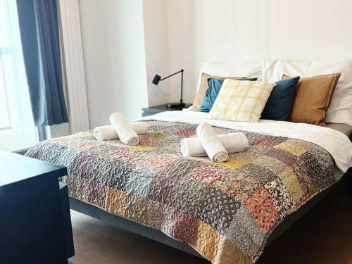 ein Schlafzimmer mit einem großen Bett mit Kissen darauf in der Unterkunft Skyluxe Loft Eurovea Tower Free Parking in Ovsište