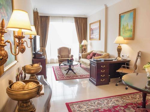 O zonă de relaxare la Mercure Dubai Barsha Heights Hotel Suites And Apartments