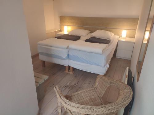 Ένα ή περισσότερα κρεβάτια σε δωμάτιο στο Maison du Port - centre ville - à deux pas de l'arrivée des bateaux