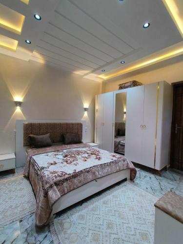 a bedroom with a large bed in a room at Dar El Ommda in Tozeur