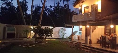 البناء الذي يحتوي الفيلا