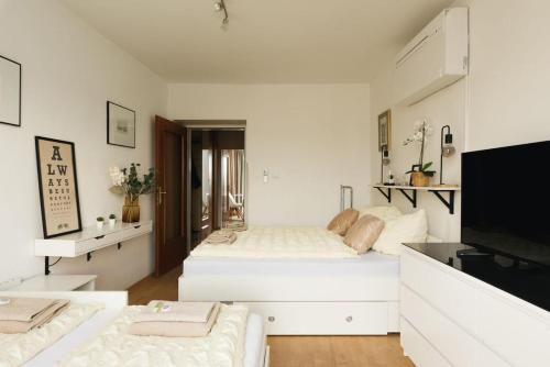 zwei Betten in einem Zimmer mit weißen Wänden in der Unterkunft Relaxing Cozy Condo Family-Friendly in Central Mariahilfer in Wien