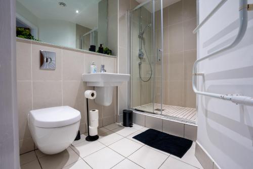 een badkamer met toilet, douche en wastafel bij Spacious 2BR Apt - City Centre - Balcony - Parking in Central Station