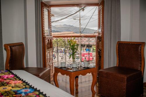 una stanza con un tavolo, due sedie e una finestra di Kantu hotel a Cuzco