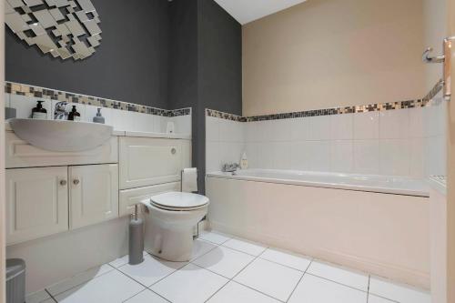 Ένα μπάνιο στο Free Parking - Central - 2 Bedroom - 4 Guests