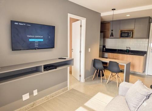 GuajuruにあるA7 Vix by Housi – studios e apartamentos modernos em Vitóriaの壁にテレビが掛かっているリビングルーム