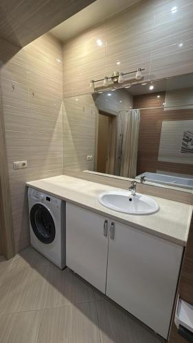 a bathroom with a washing machine and a sink at Wohnung Alter Hof in Künzell