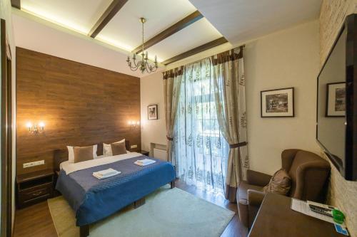 基辅佩特拉尼中心酒店的一间有床和窗户的酒店房间