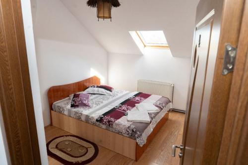 Ένα ή περισσότερα κρεβάτια σε δωμάτιο στο Pensiunea La Radu