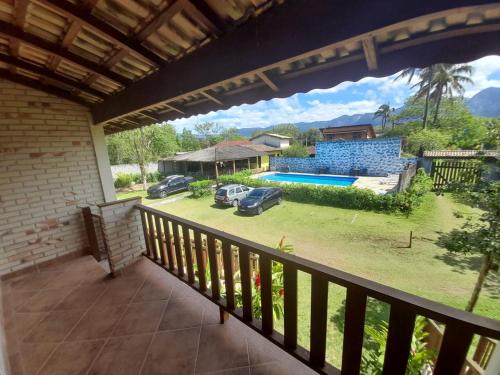 a balcony with a view of a yard at Chalés Do Sol in Boracéia