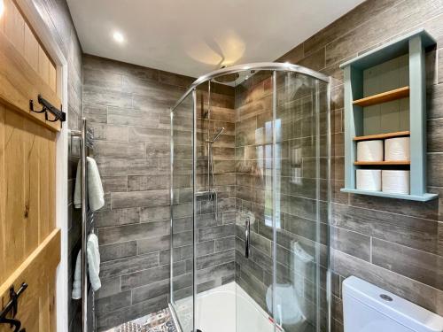 a bathroom with a shower and a toilet at Tyg Cottage in Grewelthorpe
