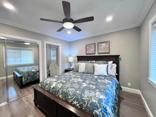 une chambre avec un lit et un ventilateur de plafond dans l'établissement Destination #34, à Santa Ana