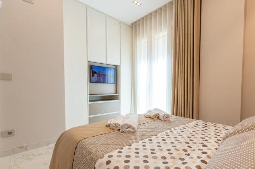 ein Schlafzimmer mit einem Bett mit zwei Handtüchern darauf in der Unterkunft Ginex Luxury Suite, Trani in Trani