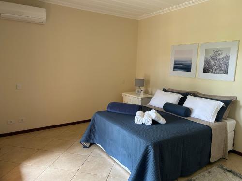 a bedroom with a bed with two towels on it at Sítio Céu da Mantiqueira in Espirito Santo Do Pinhal