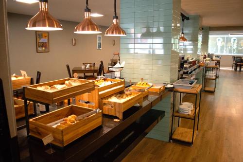 una panadería con un montón de comida en exhibición en Belém Soft Hotel, en Belém