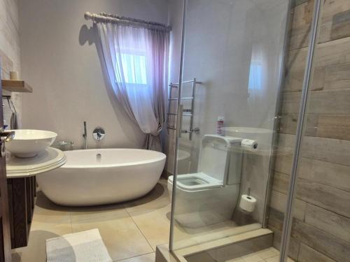 Et badeværelse på Highlands Retreat Lodge In Highland Gate Golf and Trout Estate 1135