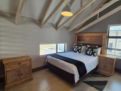 En eller flere senge i et værelse på Highlands Retreat Lodge In Highland Gate Golf and Trout Estate 1135