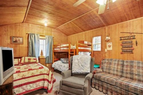 Postel nebo postele na pokoji v ubytování Private Pet-Friendly Cabins with Fire Pit for Nature Escapes in Clear Spring, Maryland, for Memorable Family Glamping Trips