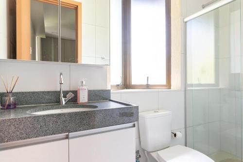 Un baño de Bangalô Luxo-Piscina Privativa-Eco Resort-SH134