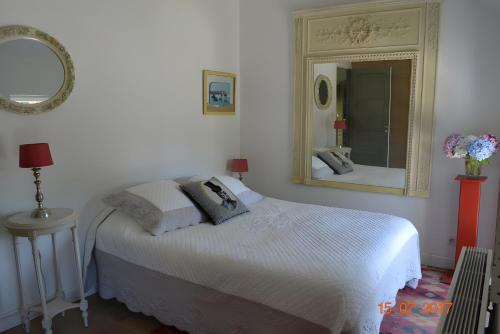 Ένα ή περισσότερα κρεβάτια σε δωμάτιο στο Au Fil De L'eau - Chambre d'hôtes