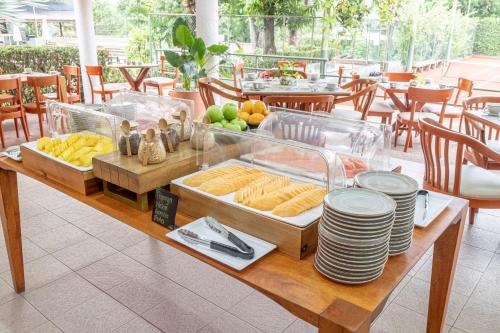 Un buffet de comida en una mesa en un restaurante. en GHL Hotel Club el Puente, en Girardot