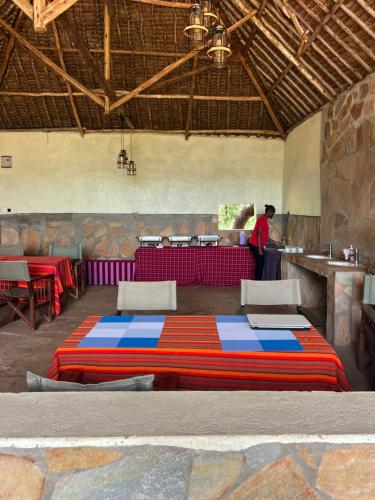 Una habitación con una cama grande en el medio. en Sunset Camp -Masai Mara National Reserse, en Narok