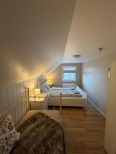 Ένα ή περισσότερα κρεβάτια σε δωμάτιο στο Eldstó Art Café Guesthouse