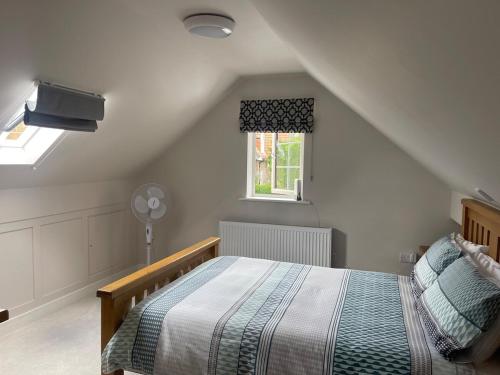 Ένα ή περισσότερα κρεβάτια σε δωμάτιο στο 2-Bedroom Cottage Peaceful Countryside Ledsham