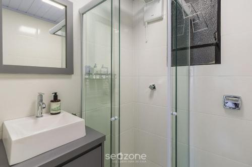 ポルト・アレグレにあるEstúdio no Centro Histórico de PoA | CCF1410のガラスのシャワーと洗面台を備えたバスルーム