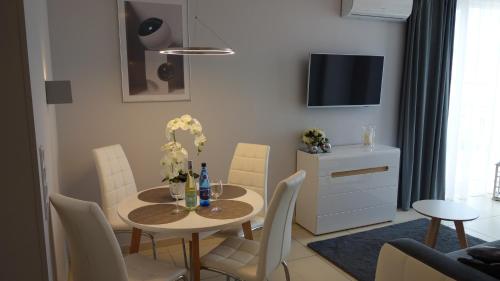 TV a/nebo společenská místnost v ubytování Apartamenty Baltic Horst Basen & Restauracja