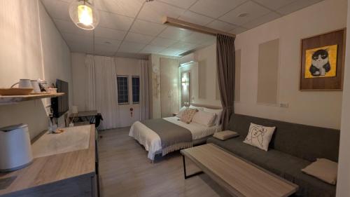 ein Hotelzimmer mit einem Bett und einer Couch in der Unterkunft 光禾居-加Line取得入住資訊 in Hung-i-li