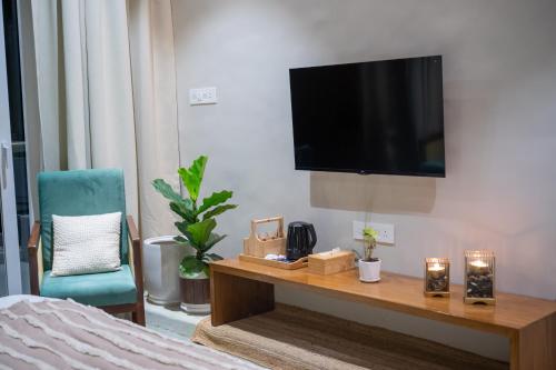 TV a/nebo společenská místnost v ubytování The Chalets, Mulshi