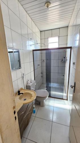 Ένα μπάνιο στο Casa por temporada em Penedo