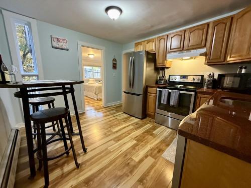 Kuchyň nebo kuchyňský kout v ubytování Central Newport 1BR Apartment