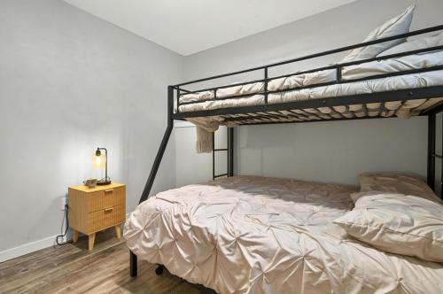 - une chambre avec des lits superposés et une table de nuit dans l'établissement Luxurious Retreat in Moncton, à Moncton