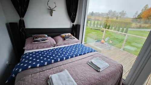 Postel nebo postele na pokoji v ubytování Ranch 66 - Moderní Tiny House Black Swallow ve stylu Route 66 se saunou a bazénem