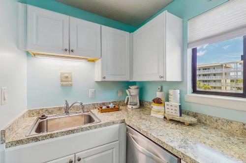 Kuchyň nebo kuchyňský kout v ubytování Hilton Head Resort 4222