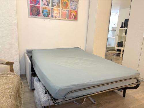 een ziekenhuisbed in een kamer met een spiegel bij le studio Rennequin in Parijs