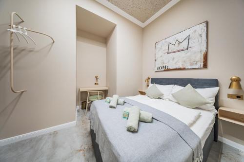 a bedroom with a king sized bed and a shower at District One - Hideaway Hostel in Vienna