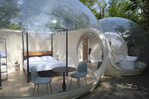 En eller flere senge i et værelse på La Luna sul Bosco Bubble Rooms